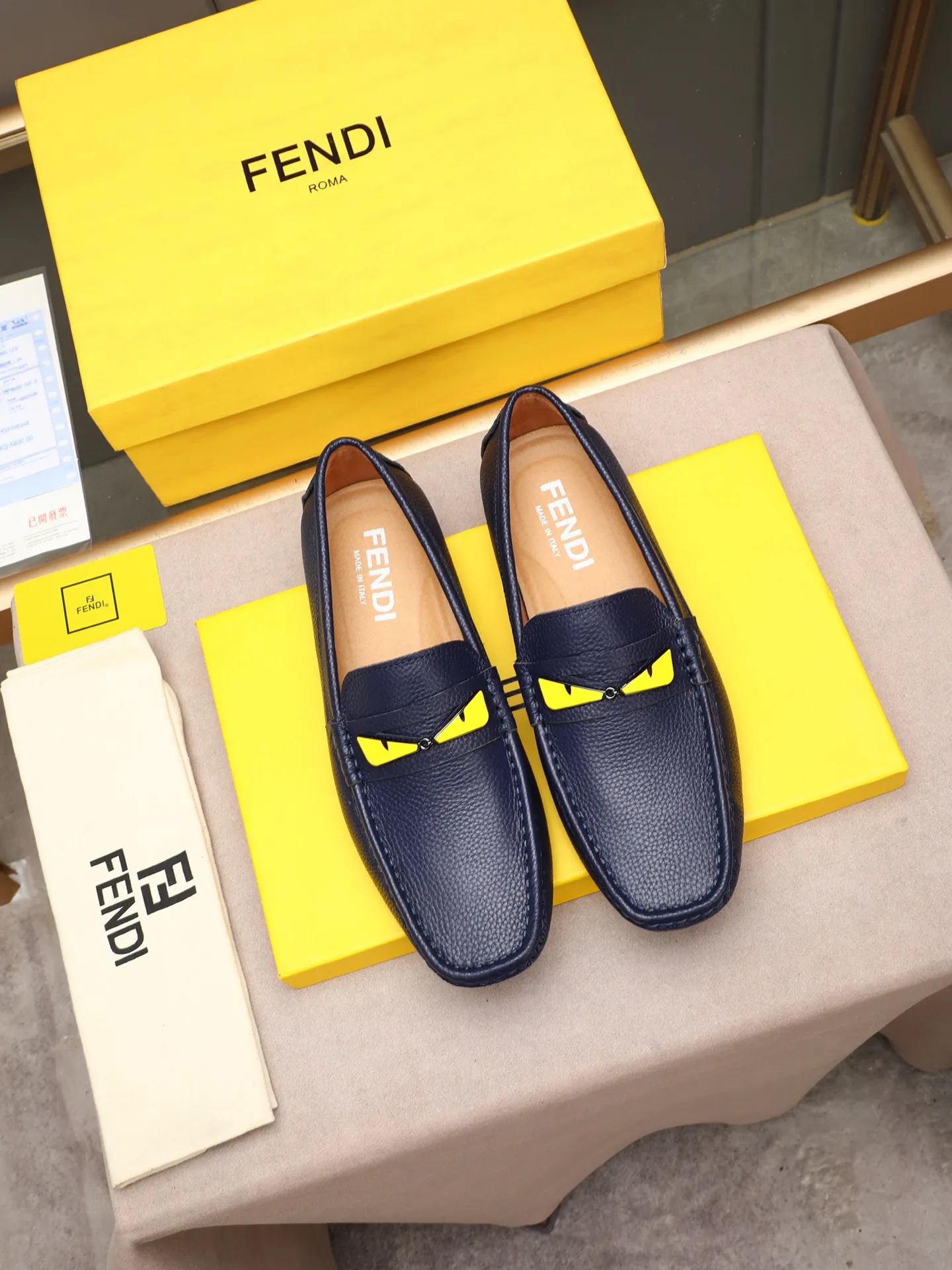 Men's shoes 💰400💰[FENDI] The little monster of Fendi F family, which is popular all over the world, is coming in a big way, the latest color, driving slip-on loafers, avant-garde and versatile fashion men's shoes, bun shoes, bean shoes👌👌👌 Private mold opening, 1:1 reproduction... The upper is made of first-layer cowhide, and the first-layer pigskin lining... is extremely comfortable, fashionable, simple, atmospheric and personalized [color] The side of the shoe is more refined, and the overall effect is handsome [ Turn in a circle][Turn in a circle]💭This hardware monster with eyes is not the popular version on the market🚳🚳Compared with the old model, it is more trendy, eye-catching and more classy🔰This summer, the little monster will subvert the old ideas and share the fashion with you🔱A must-have for fashionistas! Must keep it for yourself! Online outsole, high-end quality workmanship. Color: black, blue, white, red. Matching code: 38-44 (45 46 47 customized) (standard leather shoe size)